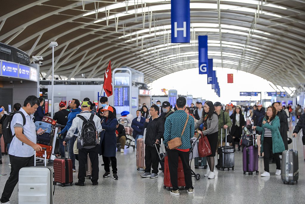 上海浦东国际机场，出国旅游的旅客。