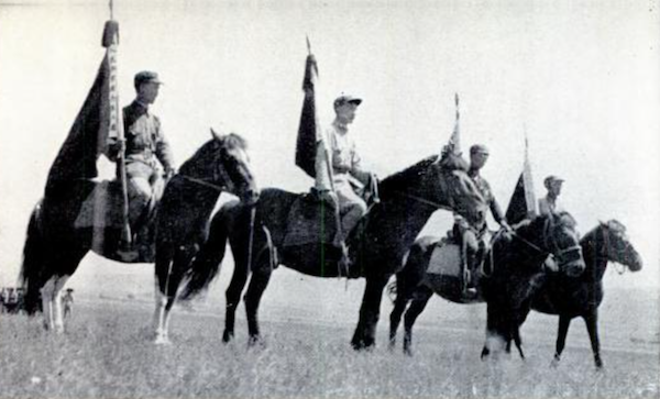 图9：红十五军团的骑兵团旗手（斯诺摄）