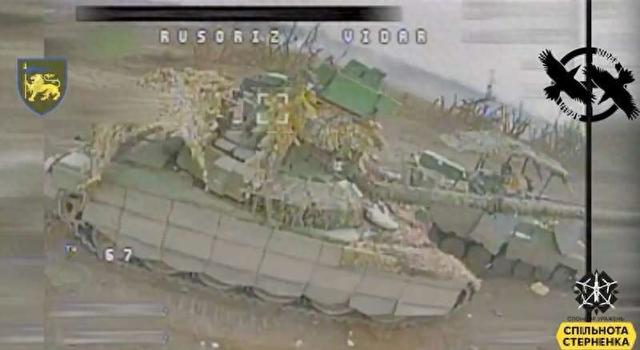乌克兰无人机拍摄到的俄军电子战坦克。 图片来源 社交媒体平台“电报”