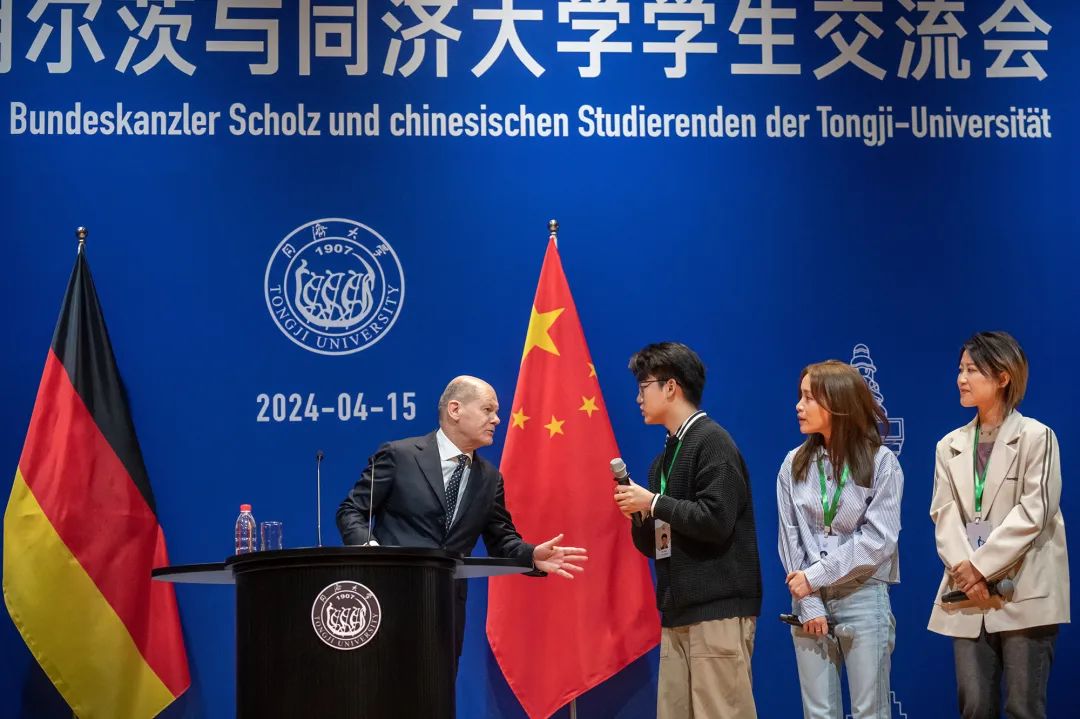4月15日，朔尔茨在金融中心上海继续他的中国之行，并与同济大学学生见面 图自IC Photo