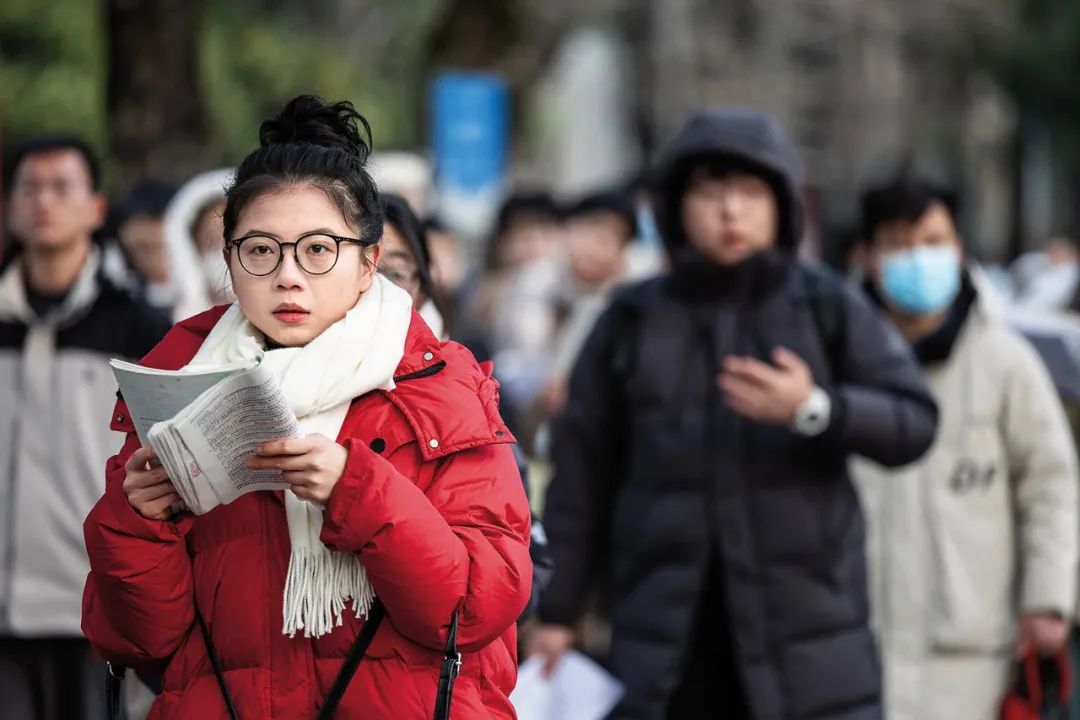 2023年12月23日，华中科技大学考点，参加考研的学生排队进入考场。（ICPHOTO 图）