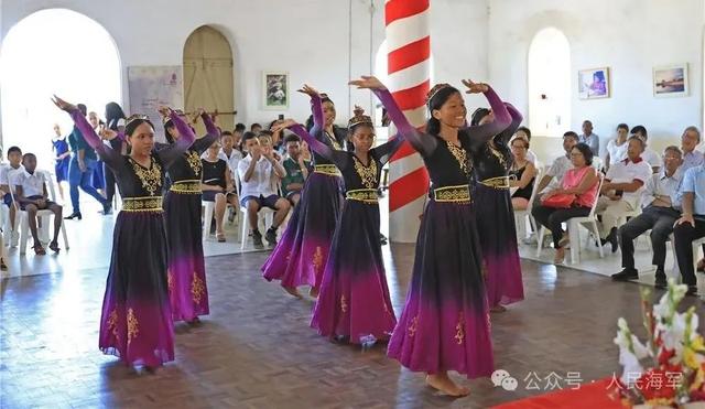 马达加斯加华侨学校学生表演新疆舞蹈。王远方 摄