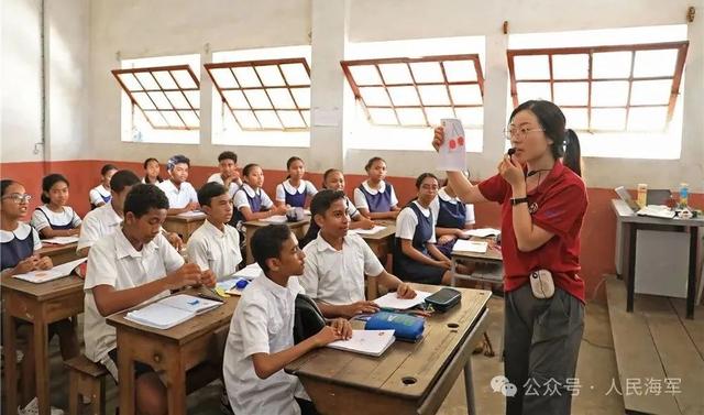 当地华侨学校志愿者在为学生上课。王远方 摄