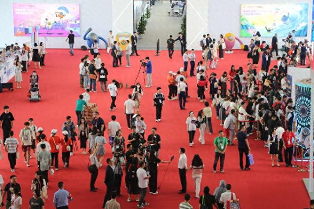 第四届中国国际消费品博览会现场人头攒动，热闹非凡。高君仪/摄