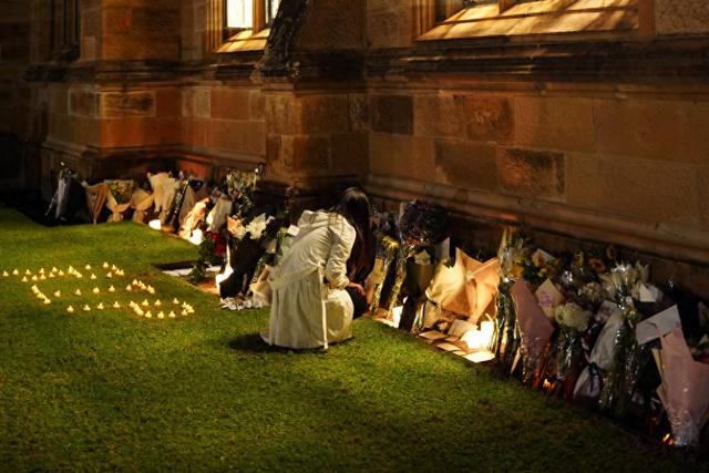 4月16日，在澳大利亚悉尼大学，一名学生摆放鲜花悼念遇难者。新华社记者 王琪 摄