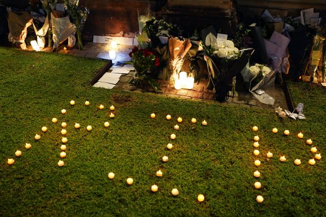 这是4月16日在澳大利亚悉尼大学拍摄的悼念遇难者的鲜花和蜡烛。新华社记者 王琪 摄