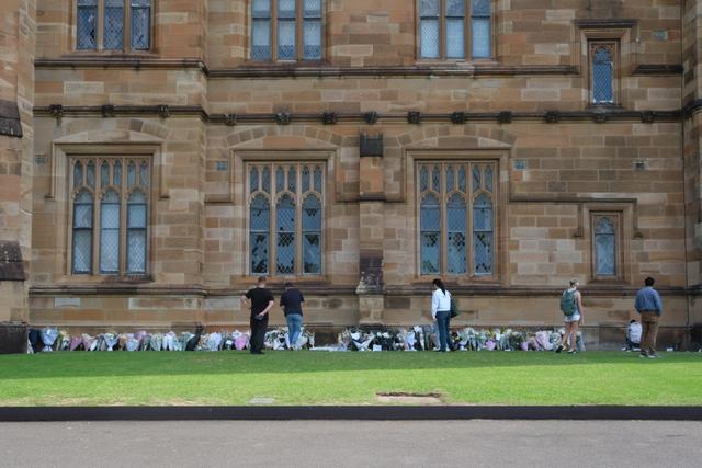 4月16日，在澳大利亚悉尼大学，人们摆放鲜花悼念遇难者。新华社发（谢子涵 摄）