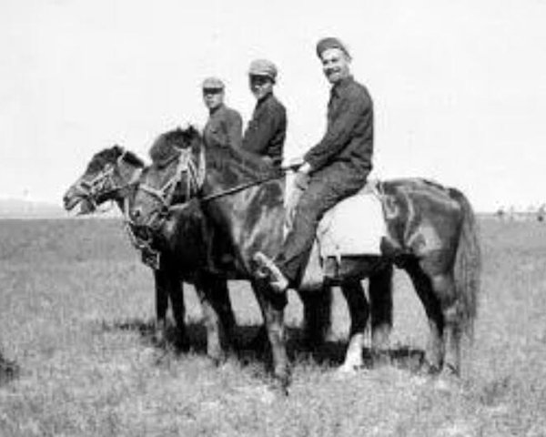 图6：斯诺（右）和胡金魁（中）、李长林三人一起骑马合影。