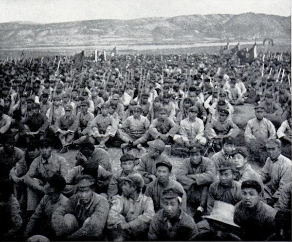 图14：红一军团5000战士听将领讲话（斯诺摄）