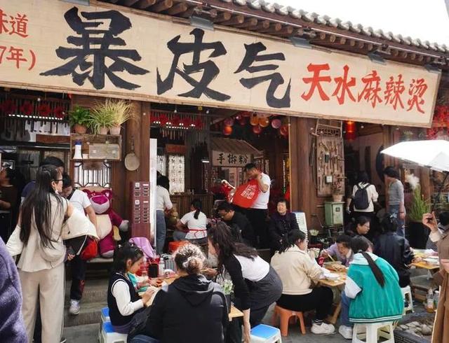 清明假期，天水市游客量持续增加。这是4月4日，游客在位于天水市秦州区的一家麻辣烫店吃麻辣烫。 新华社记者 马希平 摄