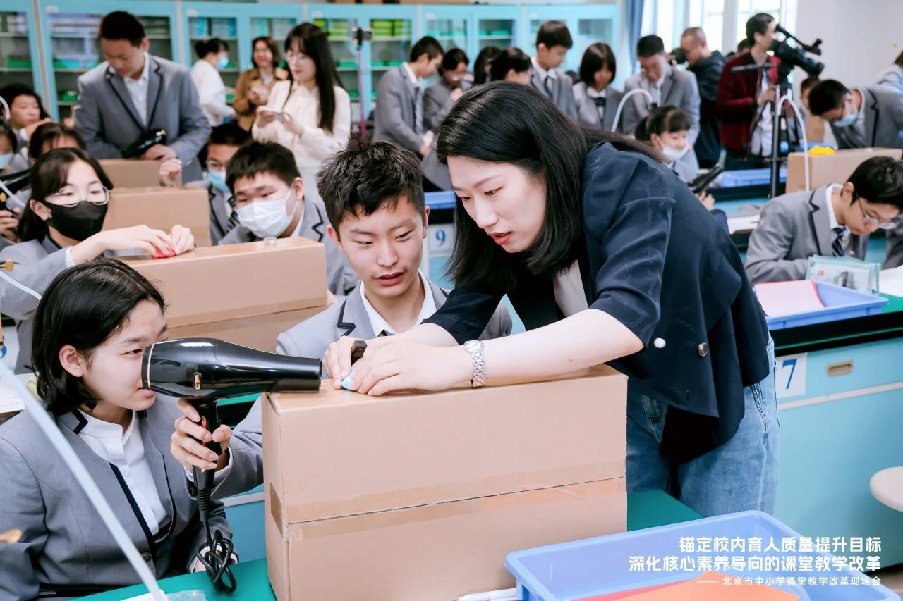 学习,人工智能技术与教学的深度融合等问题,北京东直门中学展示了语文