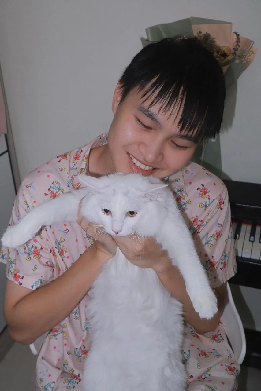 维c和他养的白色小猫,"维c动物园"的头像也来自它.