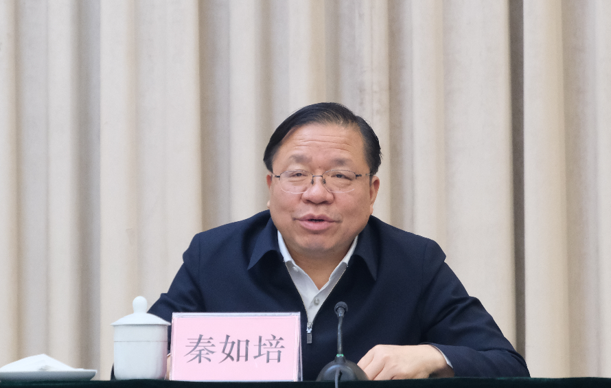 贵州江口人,曾长期任职贵州,历任贵阳市委常委,秘书长,贵阳市委副书记
