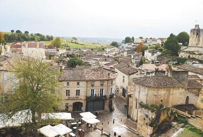 位于法国西南部的圣埃美隆小镇以中世纪风格建筑和优质葡萄酒庄园而闻名，每年吸引约100万人次的游客。本报记者 尚凯元摄