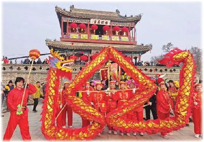 在全国舞龙大会上,来自全国各地的舞龙队伍齐聚一堂,共同展示中国传统