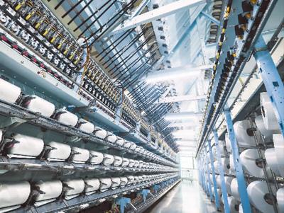 在浙江省绍兴市一家科技公司的智能生产车间内,自动化设备在生产涤纶