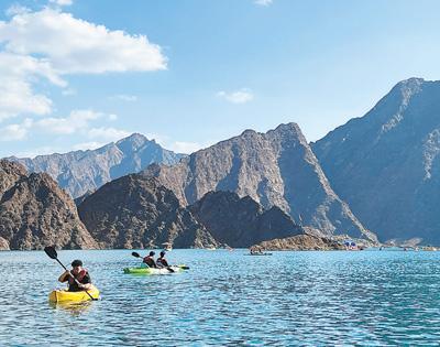 在阿联酋哈塔小镇的哈塔大坝景区，游客在划船游玩。本报记者 张志文摄
