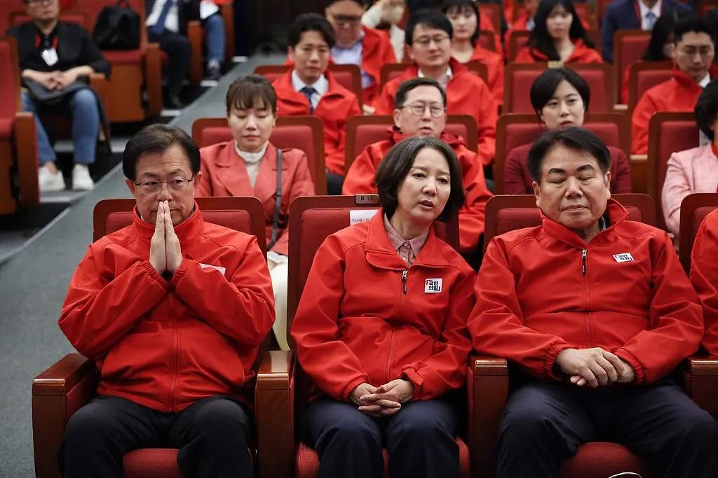 丈夫每月发工资就神秘失联，妻子偷偷尾随，真相让人泪目