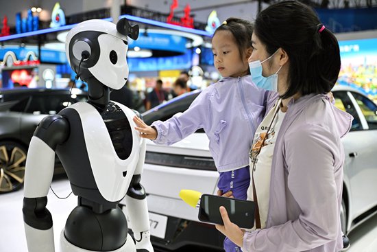     4月15日，观众在消博会上与AI人形智能服务机器人互动。新华社记者 郭程/摄