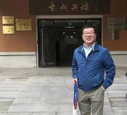 赵东元用布袋子装回大奖,匆匆赶回来给学生上课.