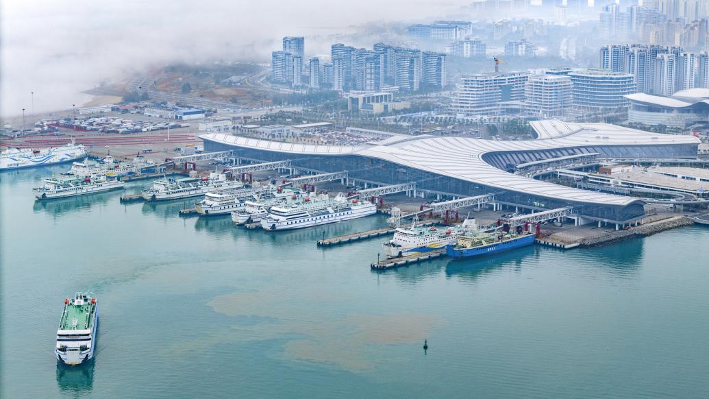 海口新海客运综合枢纽，轮渡正在有序出港。视觉中国 图