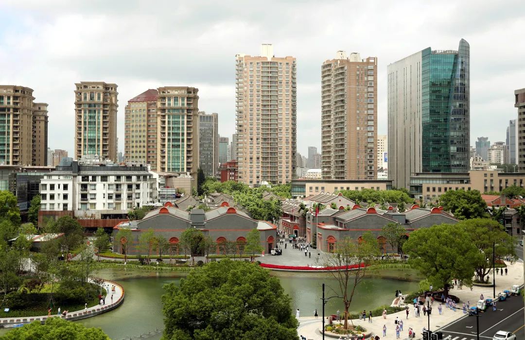 2021年6月1日拍摄的新天地商业街区中的中共一大纪念馆。新华社记者 刘颖 摄