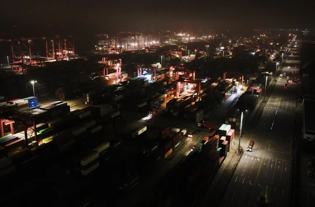 空中俯瞰洋山港码头夜色（2021年7月1日摄，无人机照片）。新华社记者 方喆 摄
