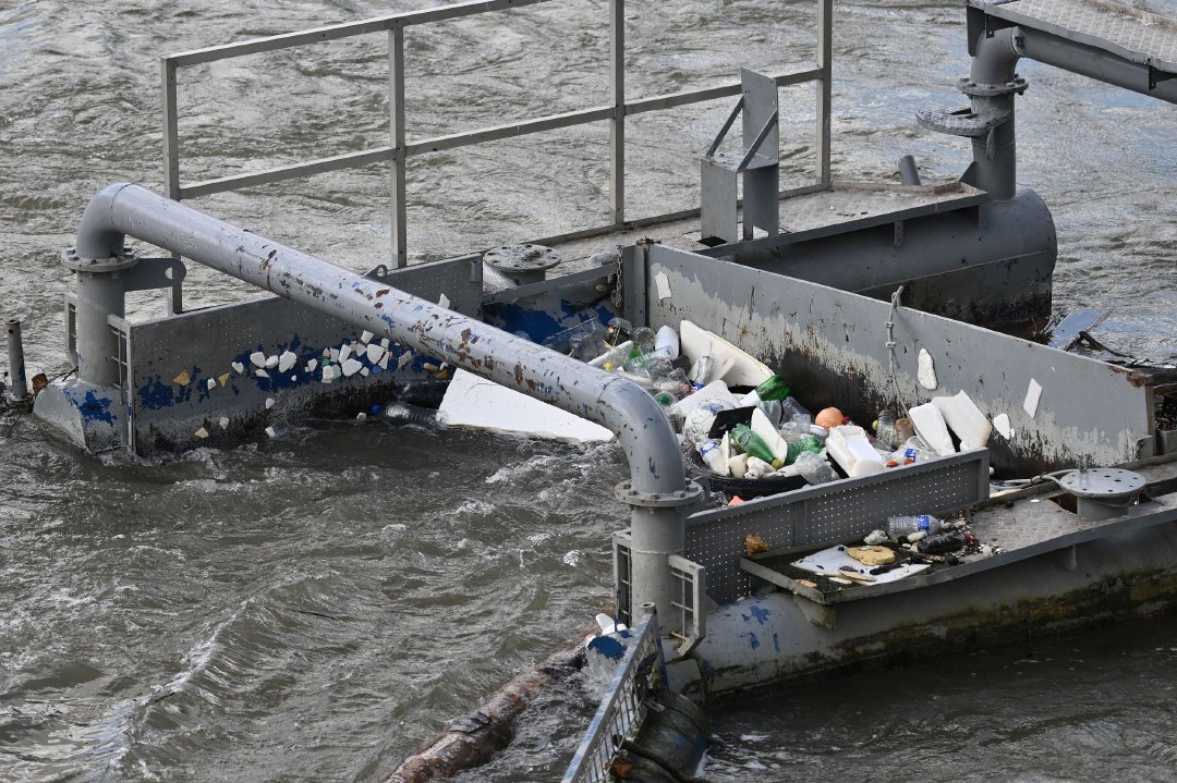 当地时间2024年4月10日，法国巴黎，塞纳河上的垃圾泛滥成灾。