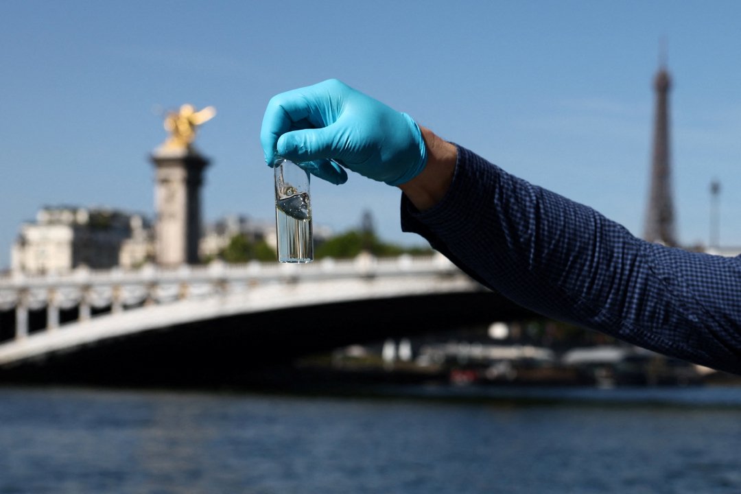 当地时间2023年5月31日，法国巴黎，技术人员正在对塞纳河水样进行分析。IC 图