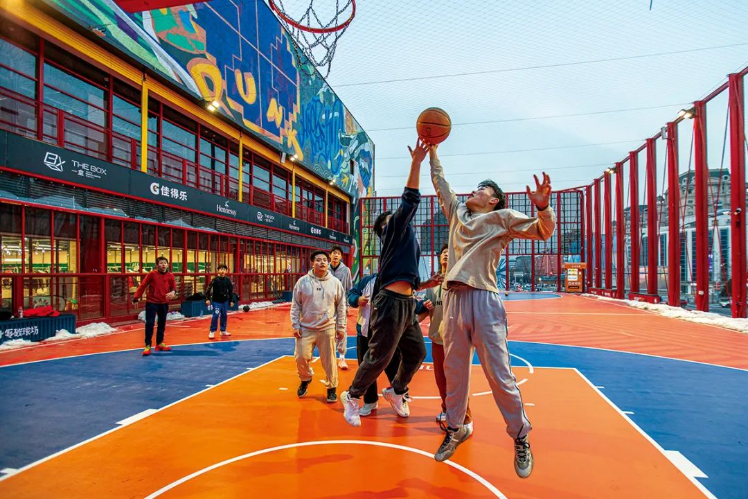 THE BOX的东侧是商场与NBA旗下品牌NBA HOOP PARK篮球公园合作开发的北京首家户外光影篮球场。