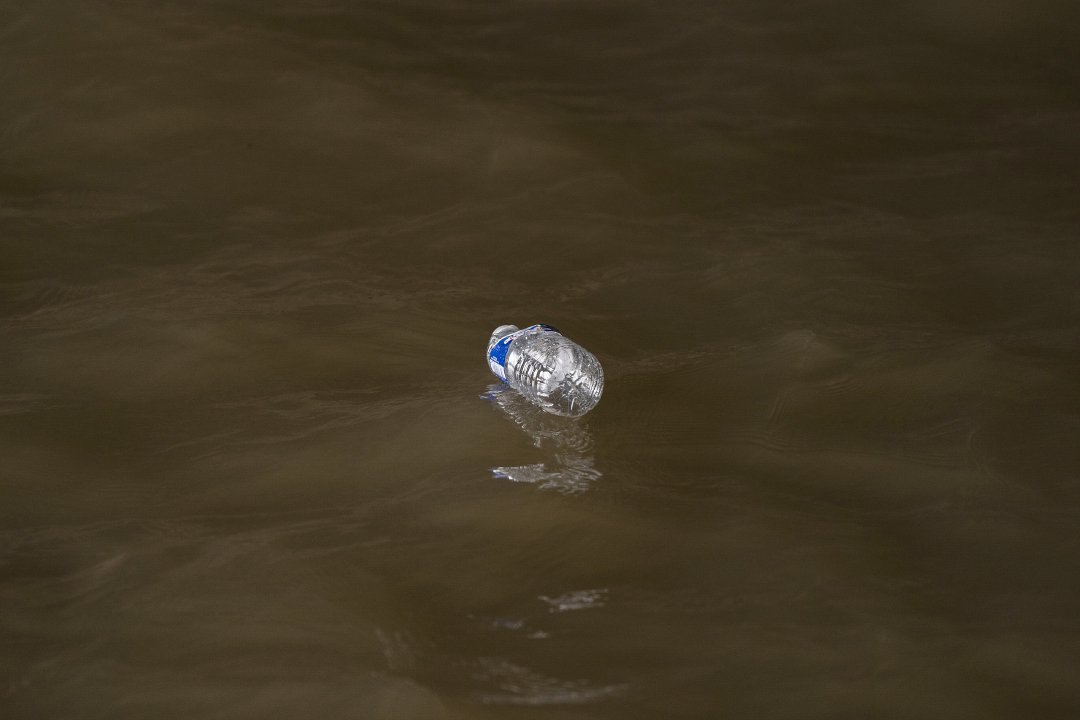 当地时间2024年2月14日，法国巴黎，一个塑料水瓶漂浮在塞纳河的水面上。