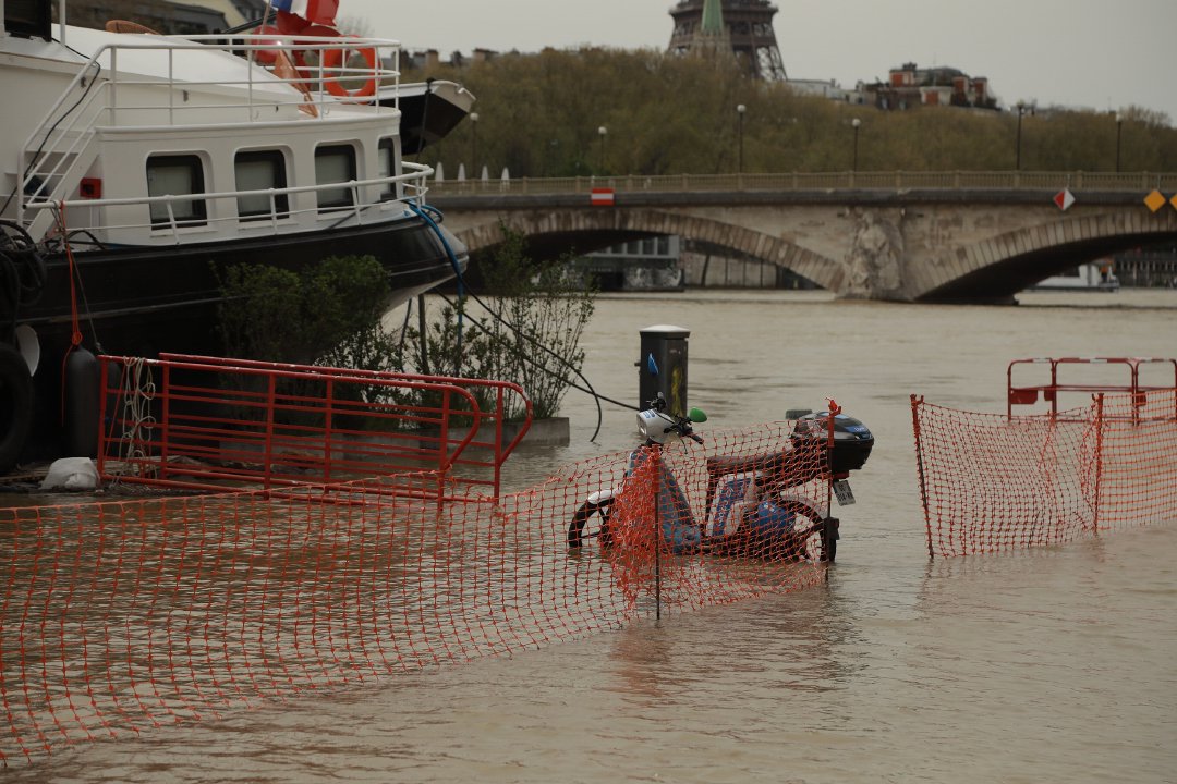 当地时间2024年4月6日，法国巴黎洪水泛滥，塞纳河水位上涨。
