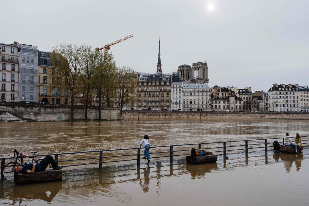 当地时间2024年4月6日，法国巴黎，塞纳河沿岸被洪水淹没。