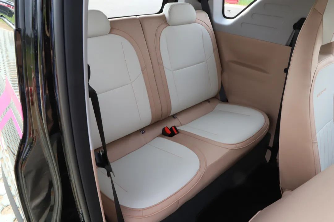 自媒体热点>正文> 作为一款四座微型车,熊猫卡丁在保证前排正常坐姿的