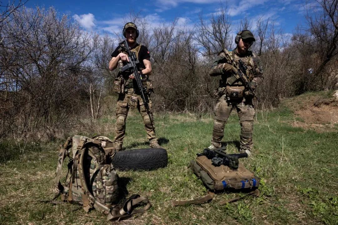4月7日，乌军士兵在顿涅茨克地区开展训练。（路透社）