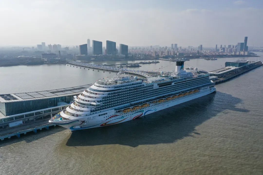 “爱达·魔都号”停靠在上海吴淞口国际邮轮港（无人机照片）。新华社记者 丁汀 摄