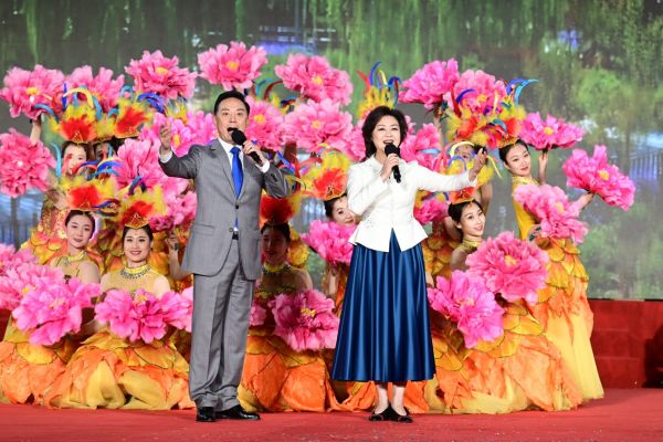 国家著名京剧表演艺术家李胜素和于魁智演唱《大美汉牡丹》