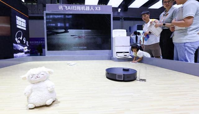 4月16日，在第四届消博会科大讯飞展台，AI扫拖机器人进行扫拖地演示。新华社记者杨冠宇 摄