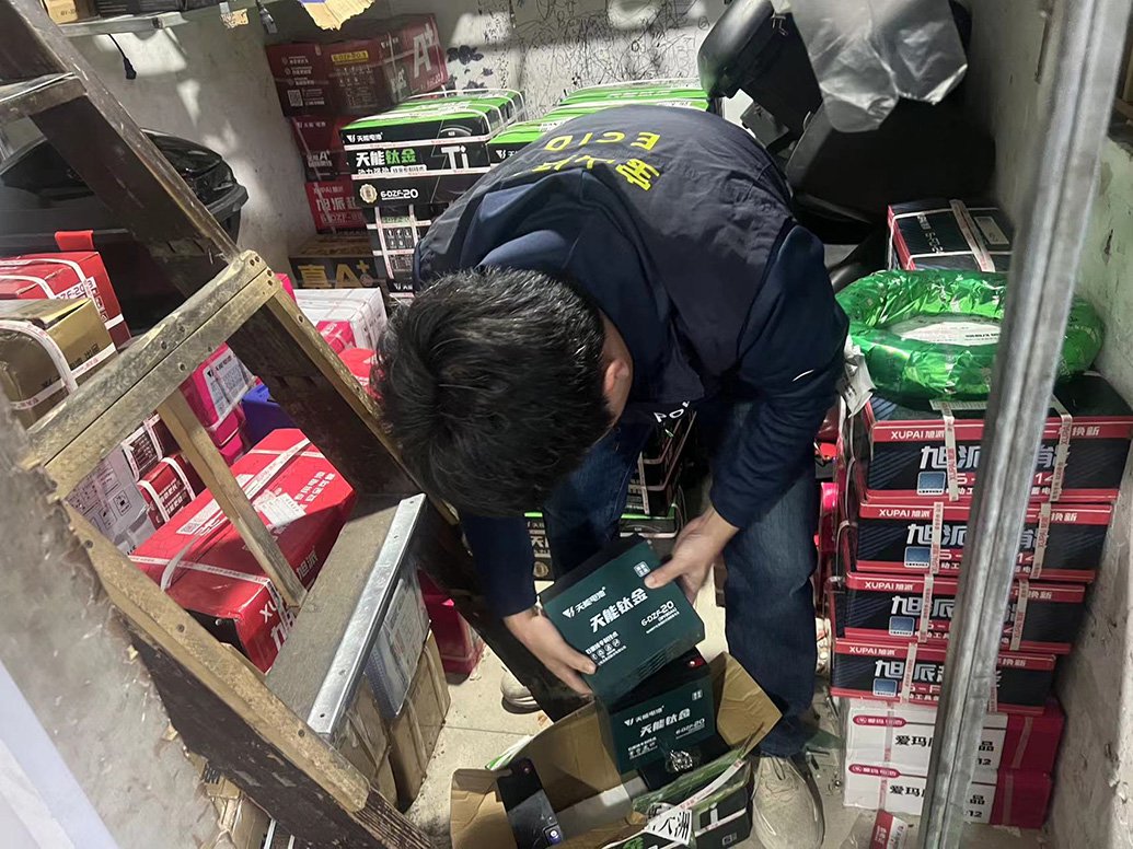 警方于现场查获的电池组  本文图片均为 上海宝山警方 图