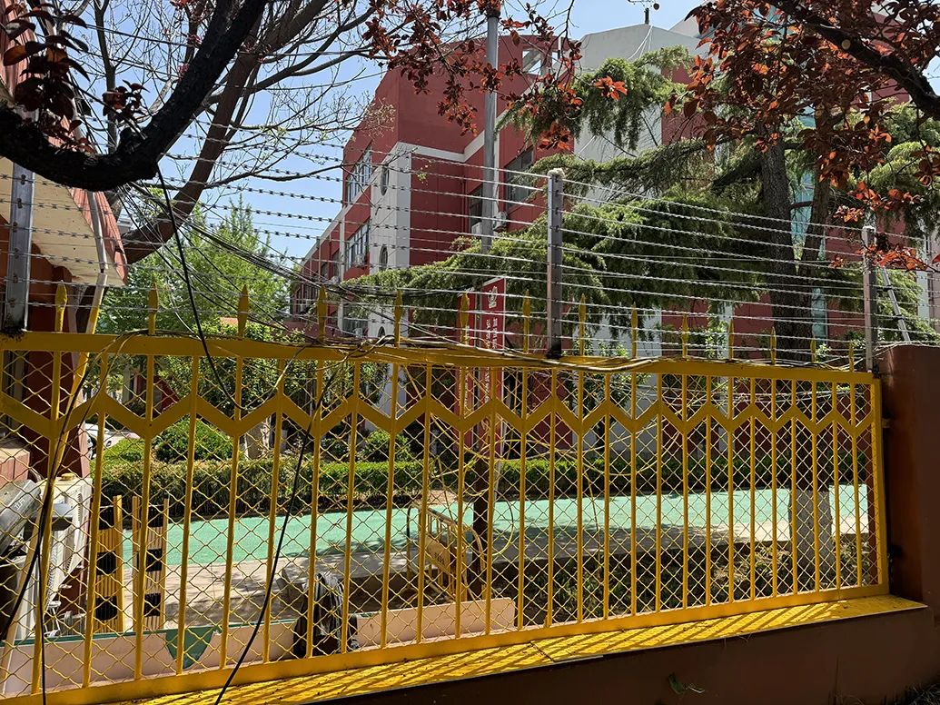 学校围栏已增设铁丝网。