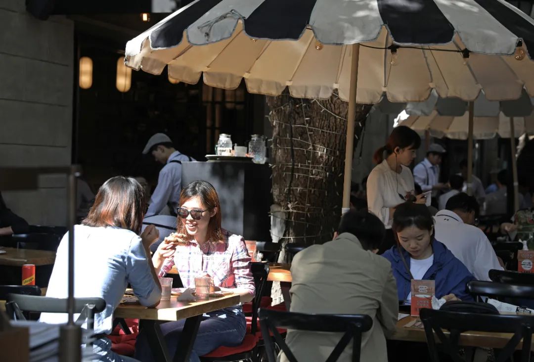 2023年11月3日，人们在新天地的餐厅内用餐。新华社记者 刘颖 摄