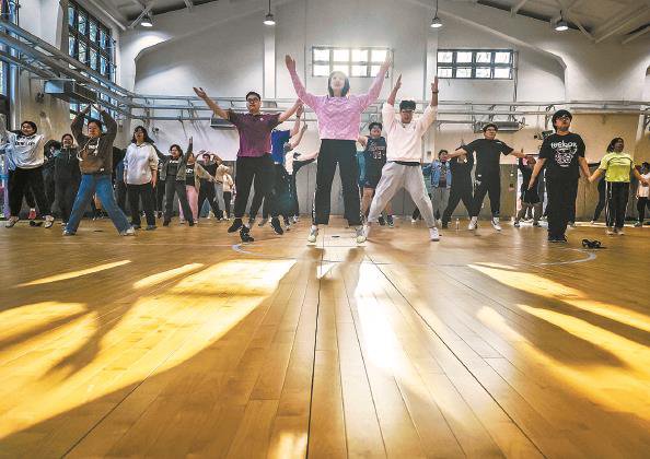 上海理工大学的减脂课上，学生们正在练习开合跳（上图），教师用仪器监测学生运动强度（左图）　本报记者 陶磊 摄