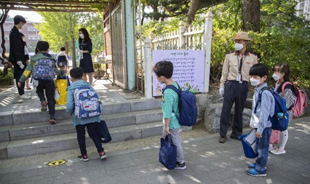 2020年5月27日，韩国首尔世轮初等学校的学生们返校复课。新华社发（李相浩摄）