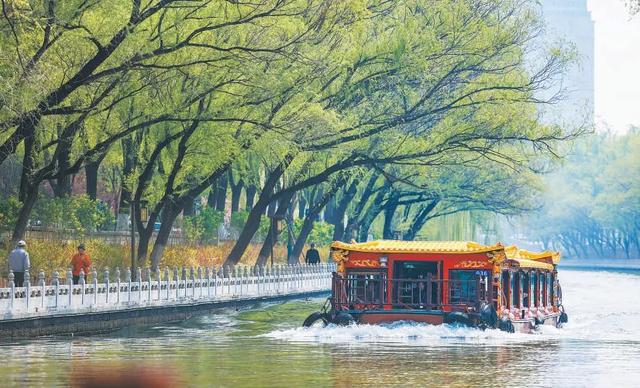 游船行驶在南长河水路。北京晚报记者 潘之望 摄