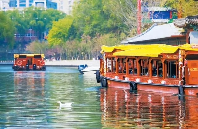 游船驶出紫竹院公园紫御湾御河码头.