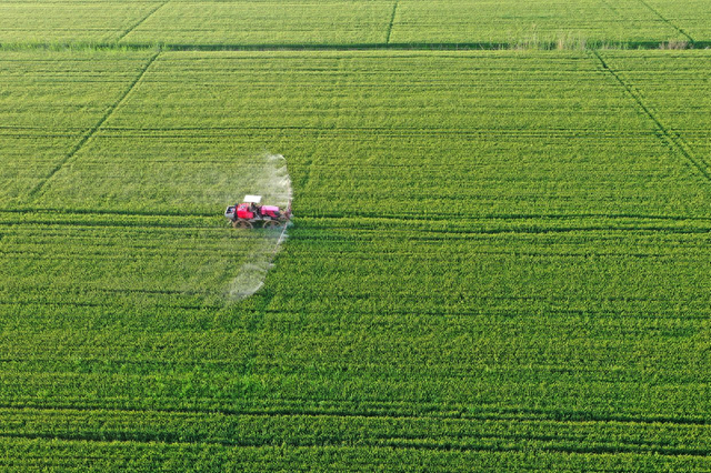 4月12日，安徽省宿松县省属农垦华阳河农场，农机手驾驶植保机械对小麦进行“一喷三防”作业，防控小麦赤霉病。 李龙 摄