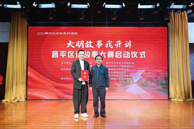 著名评书相声演员、北京曲艺家协会副主席李菁（左）担任本届大赛艺术顾问。王进文/摄