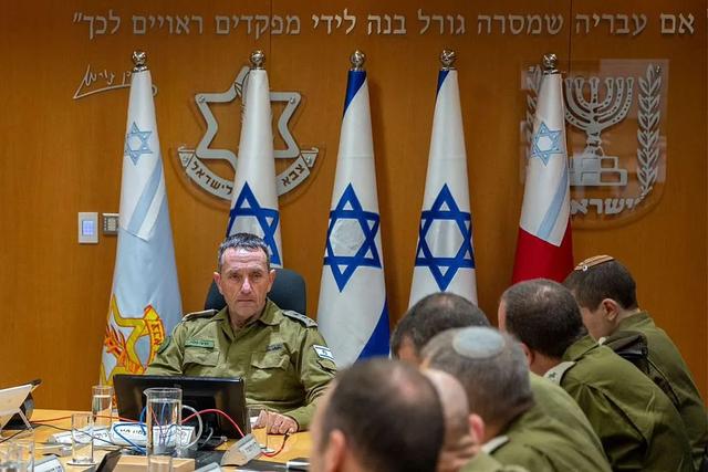 当地时间4月14日，以色列国防军总参谋长赫齐·哈莱维中将(左)在军事基地与总参谋部成员进行态势评估。图源：视觉中国