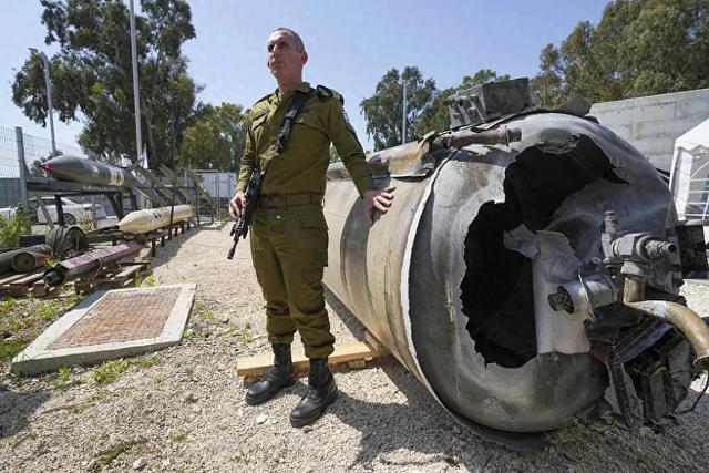 当地时间4月16日，以色列国防军发言人丹尼尔·赫格向媒体展示一枚落入以色列境内的伊朗弹道导弹。图源：视觉中国