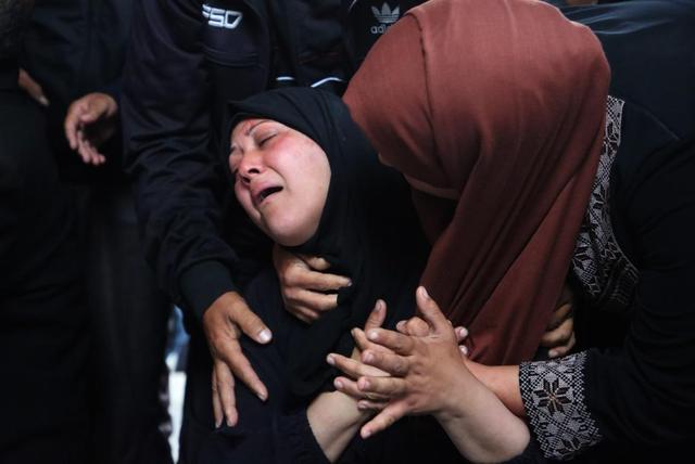 4月16日，在加沙地带南部城市拉法，巴勒斯坦民众悼念在以军空袭中的遇难者。新华社发（哈立德·奥马尔摄）